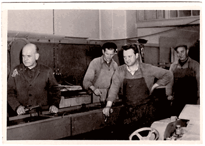 Firmengründer Fritz und Sohn Manfred Wolfrum mit ihren Angestellten